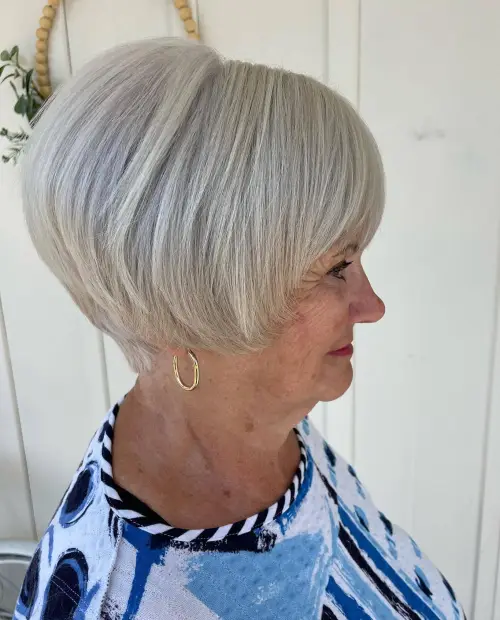 Gladak bixie rez koji kombinira bob i pixie, savršen za uredan i elegantan stil starijih žena.