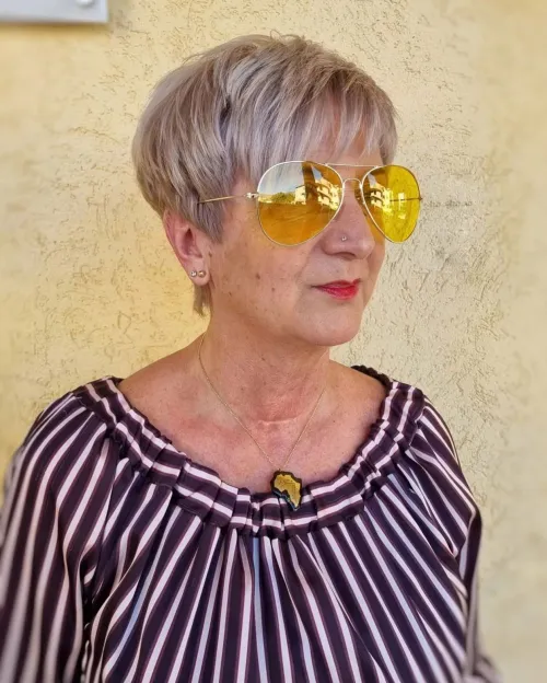 Grafički pixie s teksturiranim slojevima koji donose moderan, odvažan izgled starijim ženama.