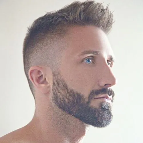 High Fade Quiff muška frizura s podignutim vrhom i kratkim fade prijelazom za moderan i uredan izgled.