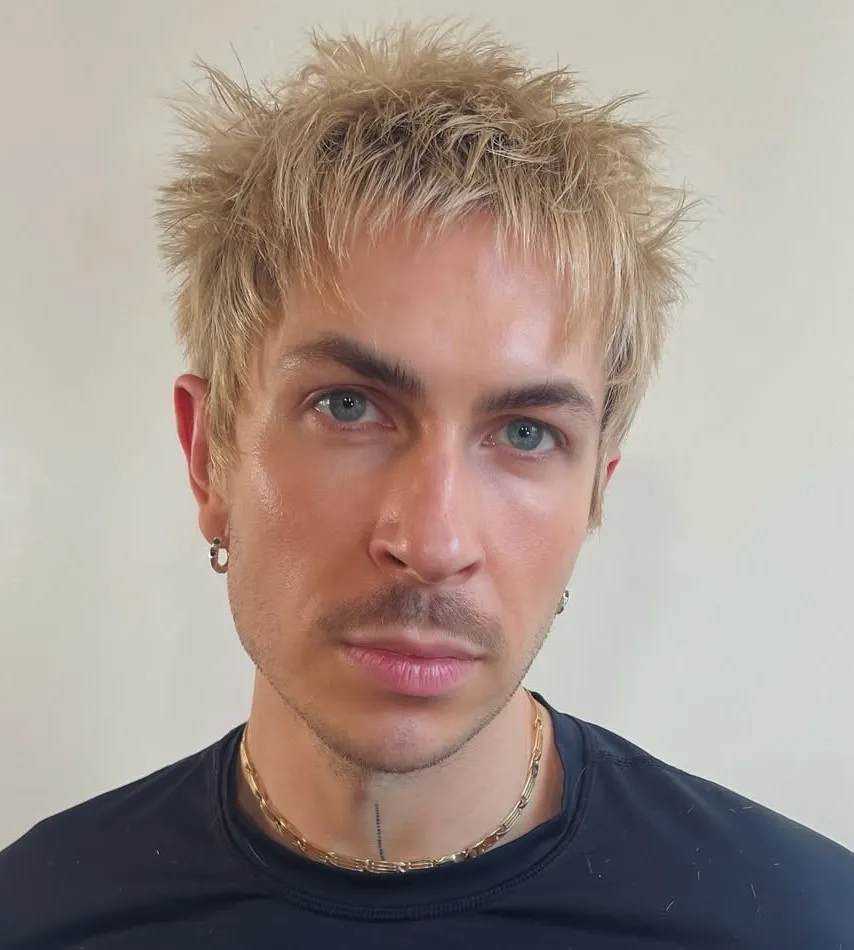 Klasična muška frizura koja održava ravnotežu i čiste linije ovalnog oblika lica.