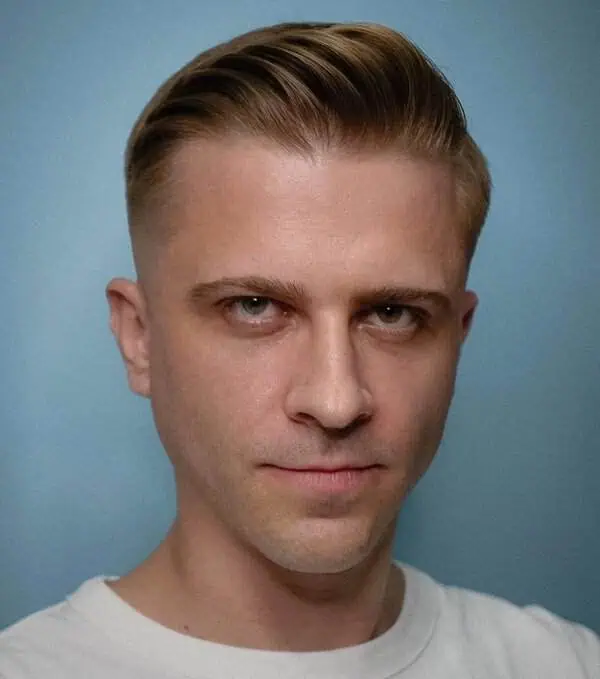 Klasični comb over muška frizura koja omekšava crte srcolikog lica.