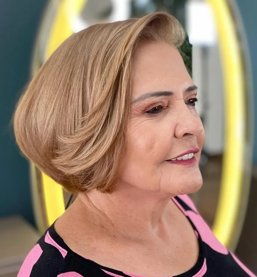 Klasični paž sa stranim razdjeljkom za elegantan i lako održiv stil.