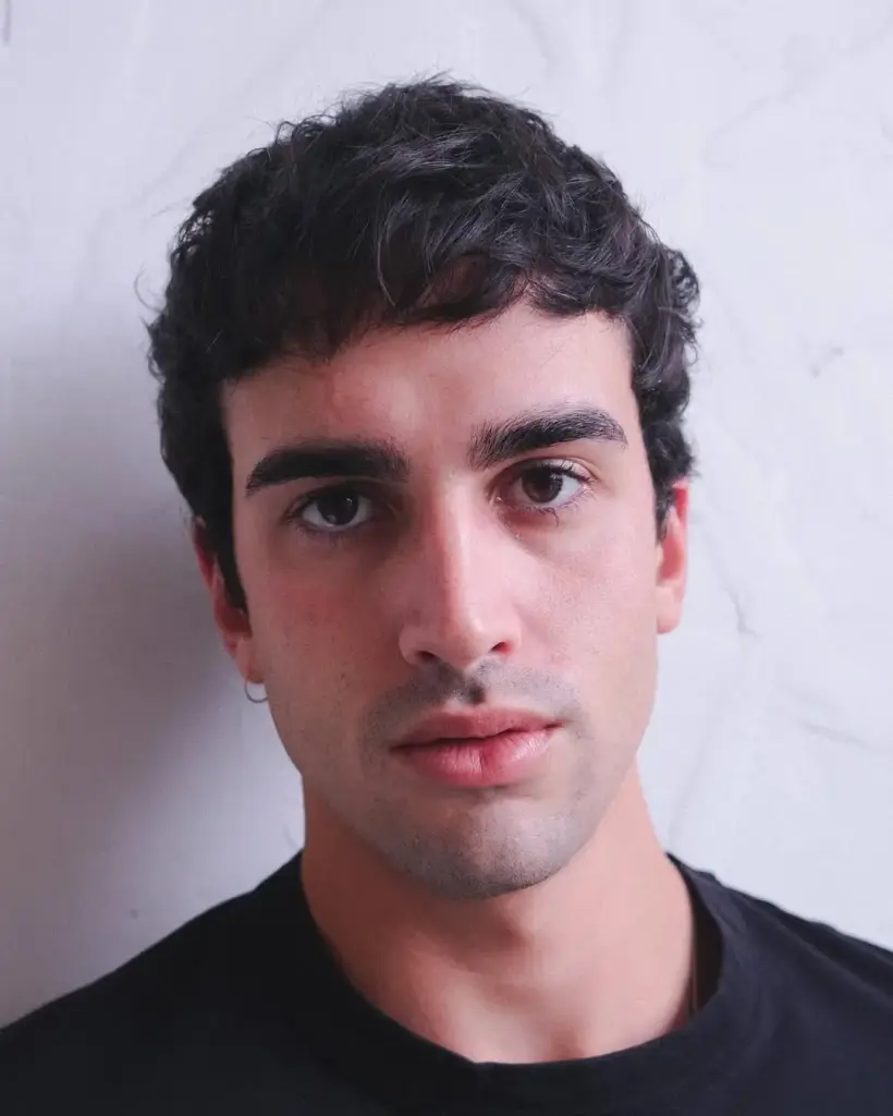 Kovrčava muška frizura koja dodaje širinu i omekšava oštre linije pravokutnog lica.