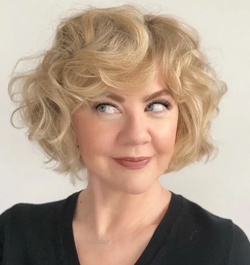 Kovrčavi francuski paž s mekim šiškom koji dodaje svježinu, volumen i ženstvenost.