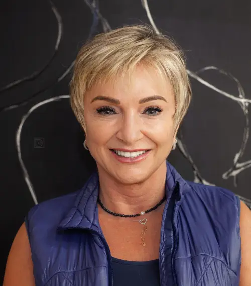 kratka bronde frizura za žene nakon 50. godine