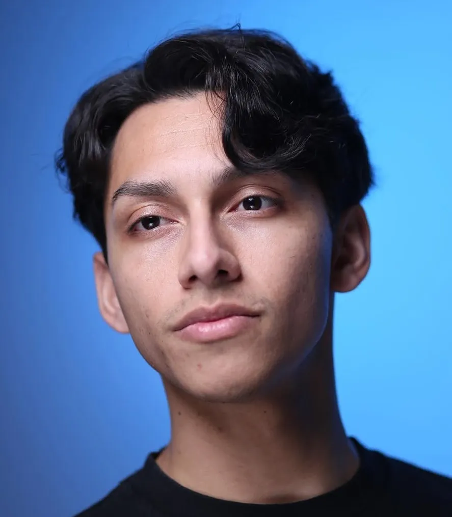 Kratka muška frizura sa šiškama koja naglašava simetriju i proporcije ovalnog lica.