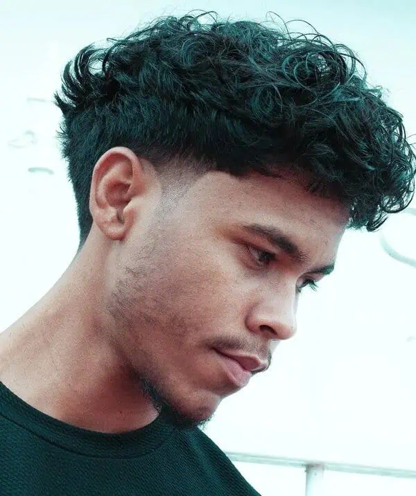 Kratka klasična muška frizura koja naglašava čiste linije ovalnog lica.