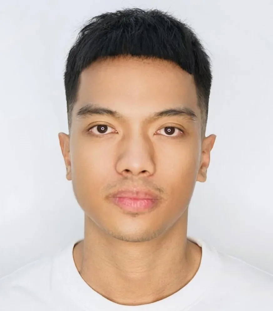 Kratka klasična frizura koja stvara čiste linije bez dodatnog produljivanja pravokutnog lica.