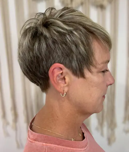 kratka pernata pixie frizura za starije žene