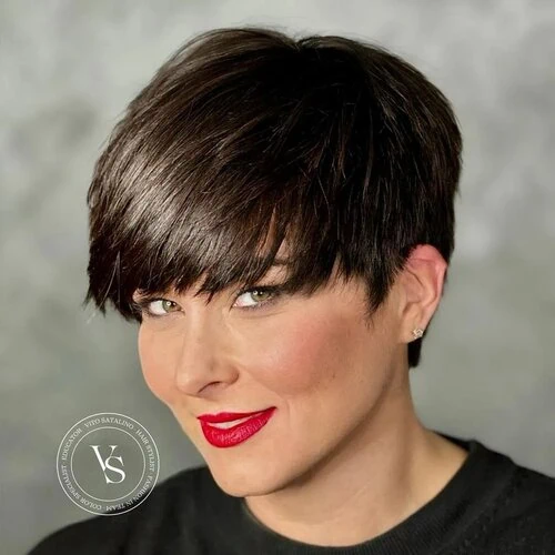 Kratka pixie frizura s low fade prijelazom, moderna i uredna frizura za djevojke.