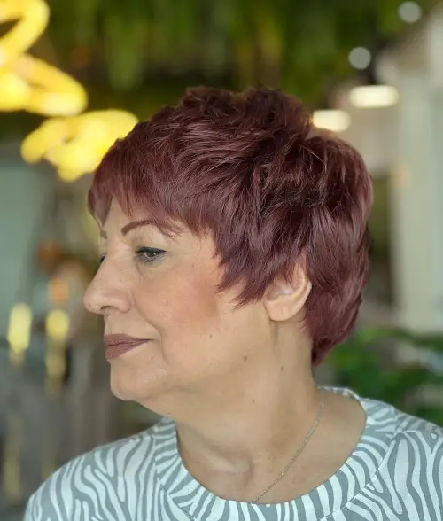 kratka ružičasta frizura s nepravilnim slojevima za moderniji izgled