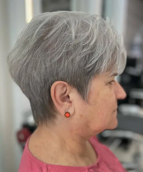 kratka siva pernata frizura s laganim volumenom za starije žene