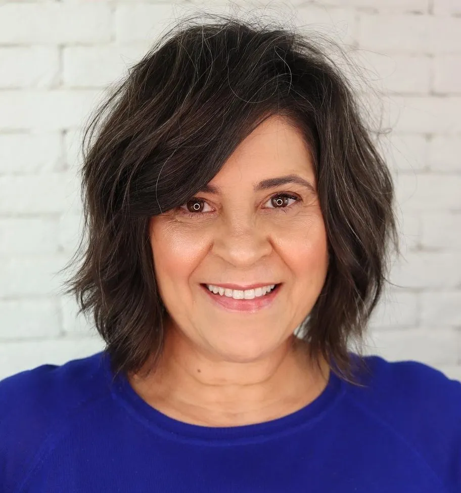 Kratka slojevita frizura koja stvara laganu strukturu i produžuje okruglo lice.