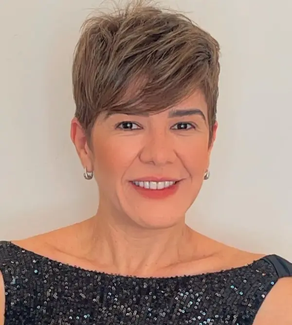 Kratka teksturirana frizura s bočnim lokom koja vizualno omekšava konture kvadratnog lica.