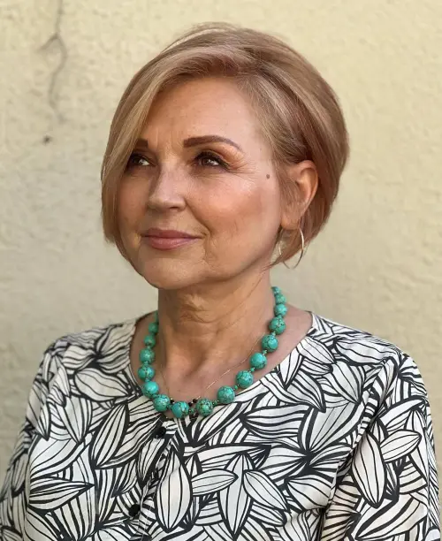 Kratki asimetrični bob koji pruža mladenačku dinamiku i vizualno podiže konture lica.