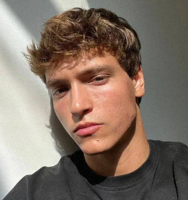 Kratki blowout stil koji dodaje volumen na vrhu i uravnotežuje proporcije srcolikog lica.