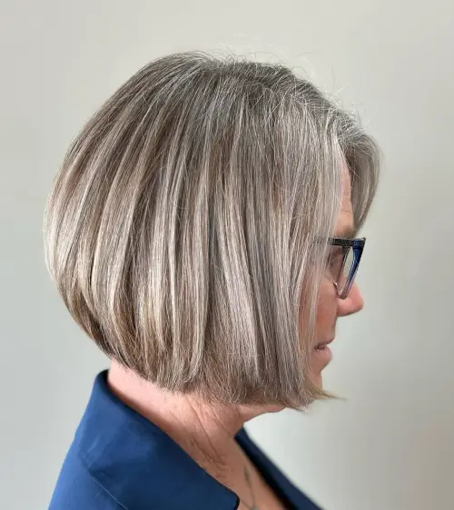 Kratki bob do brade koji uokviruje lice i daje svjež, profinjen izgled nakon 70. godine.