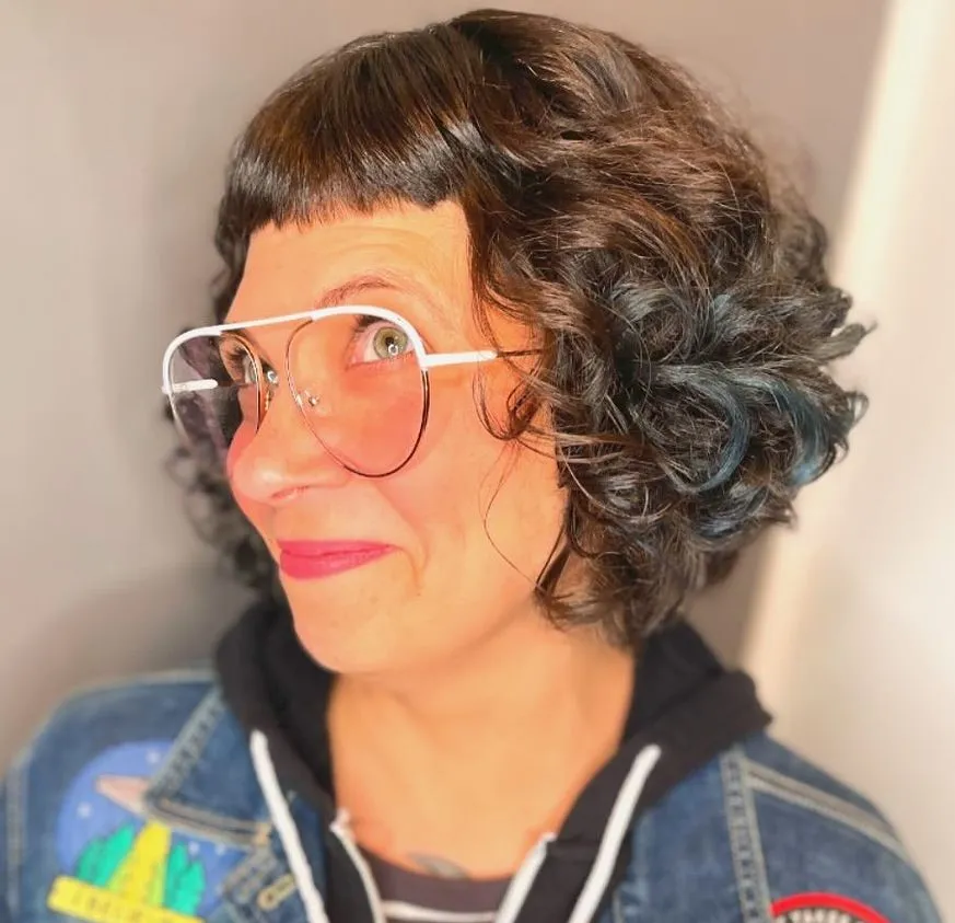 kratki kovrčavi paž s mikro šiškom za odvažan i mladolik dojam