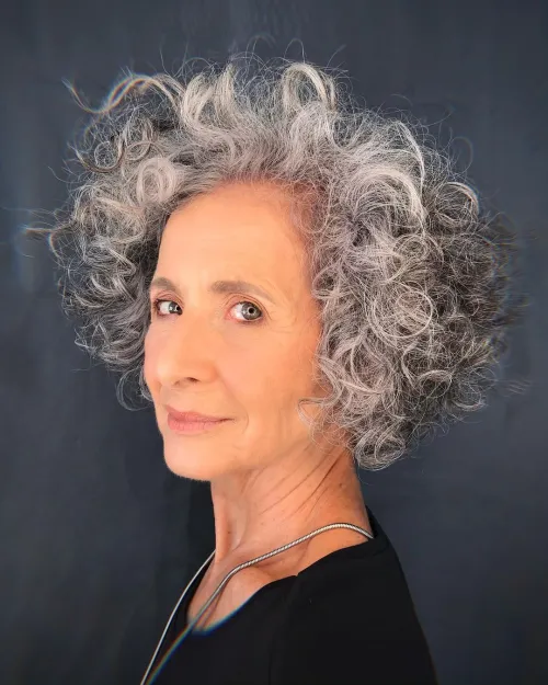 Kratki kovrčavi paž u tonovima soli i papra za pun i razigran izgled.