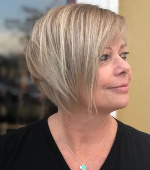 Kratki pixie bob sa stranim šiškom koji kombinira eleganciju i praktičnost.