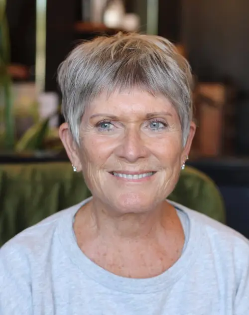 kratki pixie s bočnim pramenovima za elegantan i pomlađujući stil