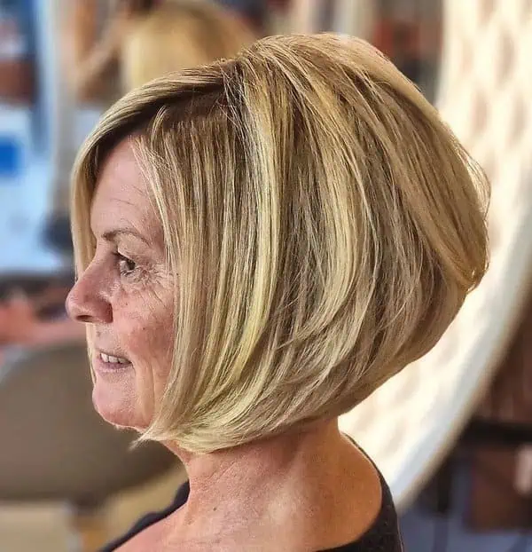 Kratki plavi paž za gustu kosu, idealan za svjež i moderan stil.