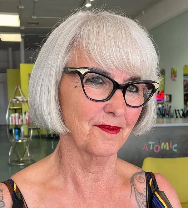 Kratki ravni paž za čist, uredan i mladolik izgled.