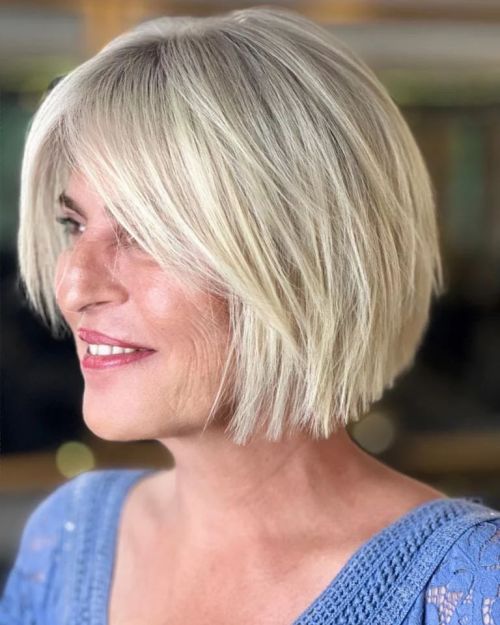 Kratki slojeviti bob za starije žene koji podiže volumen i daje živahnost frizuri.