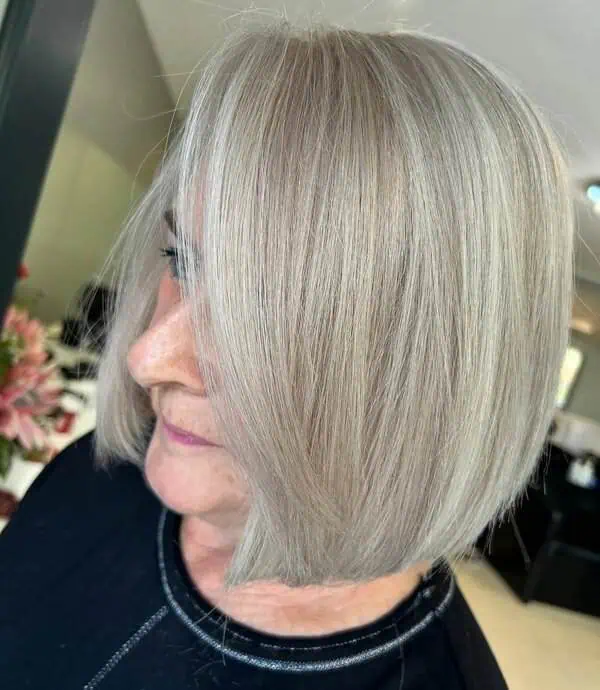 Ledeno plavi paž za hrabar, moderan i osvježavajući izgled žena nakon 60.