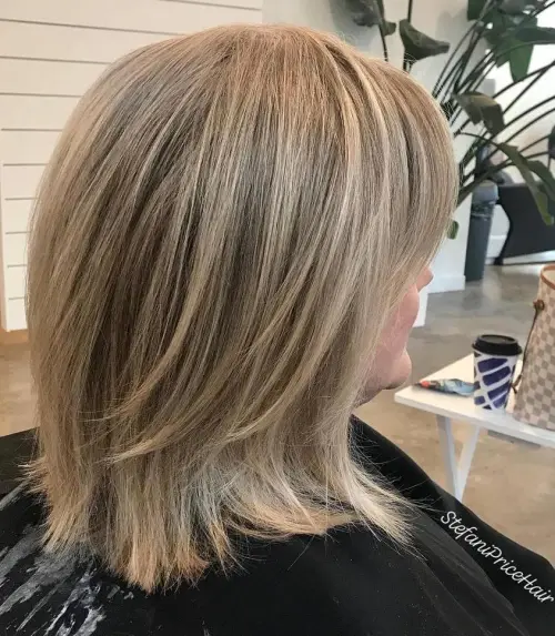 Lob frizura sa šiškama i dugim slojevima koji uokviruju lice i stvaraju moderan izgled.