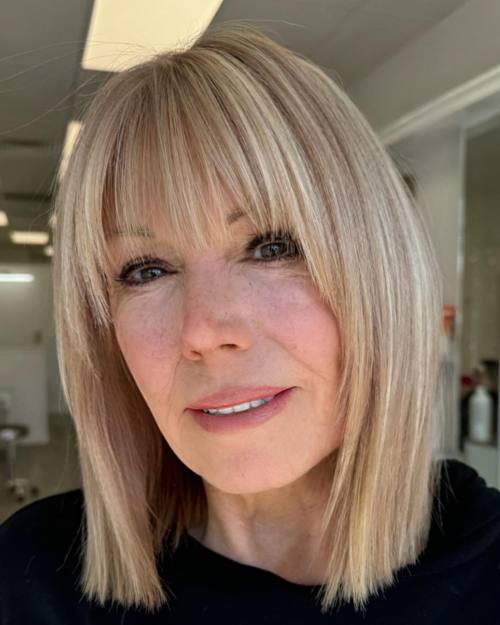 Lob frizura s tankom šiškom koja omekšava lice i pruža uredan, mladenački izgled nakon 60. godine.