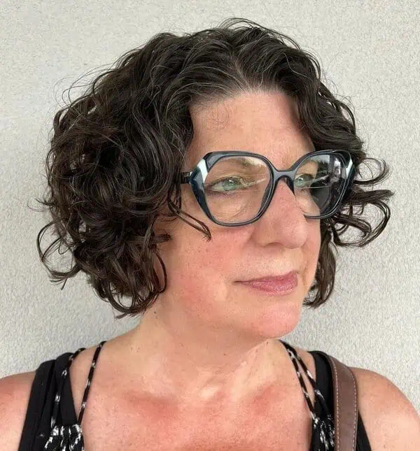 mikro kovrčavi paž s naočalama, savršen za definiciju i uredan izgled