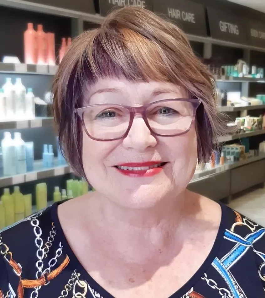 Mikro paž sa šiškom idealan za starije žene koje žele moderan, lagan i pomlađujući izgled.