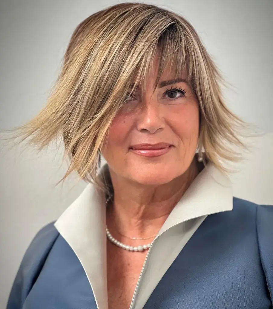 Mladenački bob s uvrnutim vrhovima koji dodaju dinamiku i pomlađujući efekt.