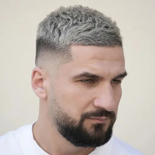 Dvobojna muška fade frizura s kontrastnim tonovima za izražajan moderan izgled.