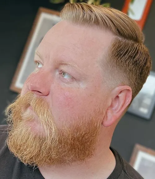 Muška frizura počešana u stranu koja vizualno sužava lice i dodaje definiciju okruglom licu.