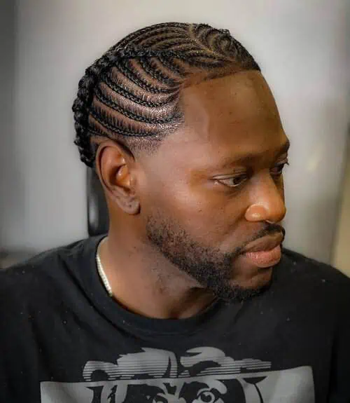 Cornrow pletenice za muškarce s visokim čelom – moderan i izrazit stil koji otkriva strukturu lica.