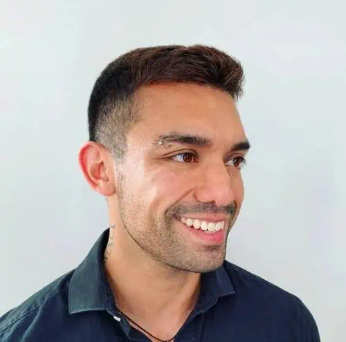 Crew cut frizura za muškarce s visokim čelom – jednostavna, uredna i idealna za svakodnevni stil.