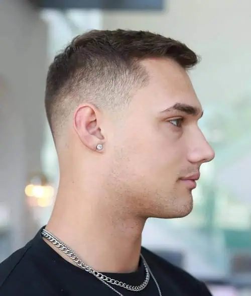 Klasična kratka muška frizura za visoko čelo – čiste linije in minimalističen stil.