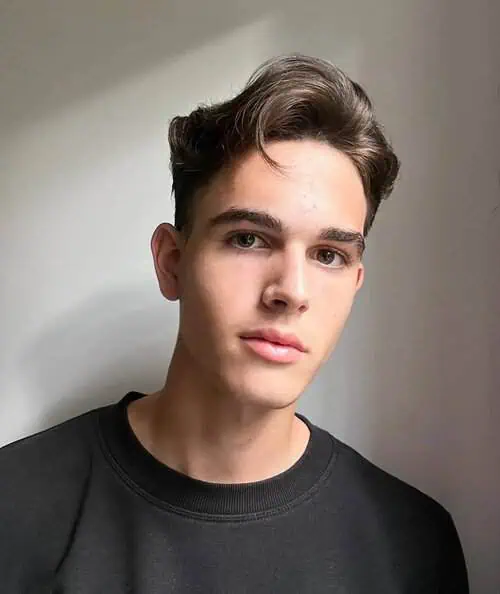 Muška frizura za visoko čelo – temple fade s kratkim frufrujem koji uravnotežuje proporcije lica.