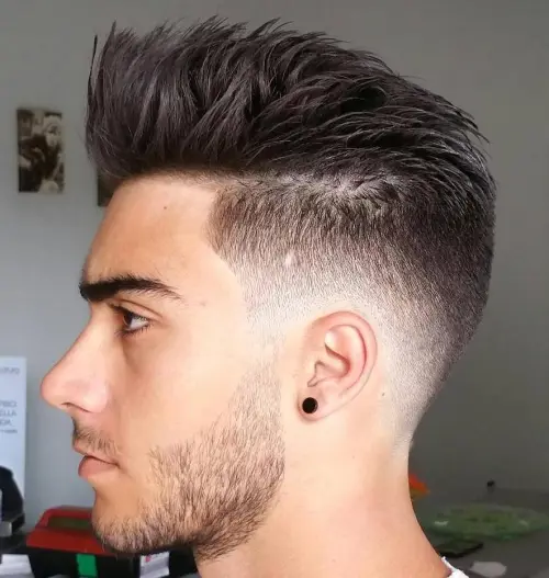 Muška kratka fade frizura s podignutim špicama za mladenački i uredan izgled.