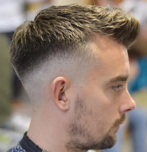 Muški quiff s kratkim stranama i podignutim vrhom za moderan uredan stil.