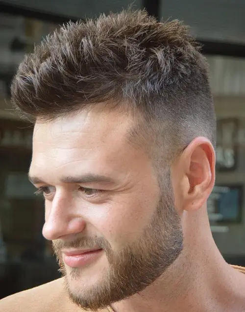 Muški undercut s teksturiranim vrhovima koji stvaraju moderan i dinamičan stil.