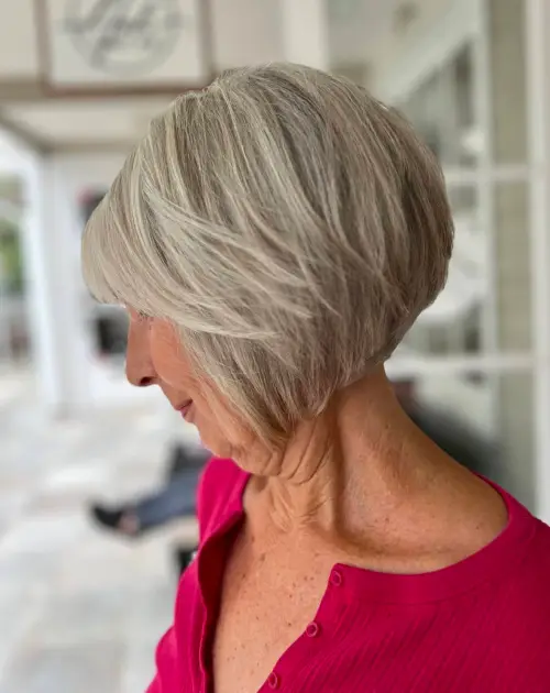 obrnuti sivkasti bob sa volumenom na zatiljku za profinjen izgled