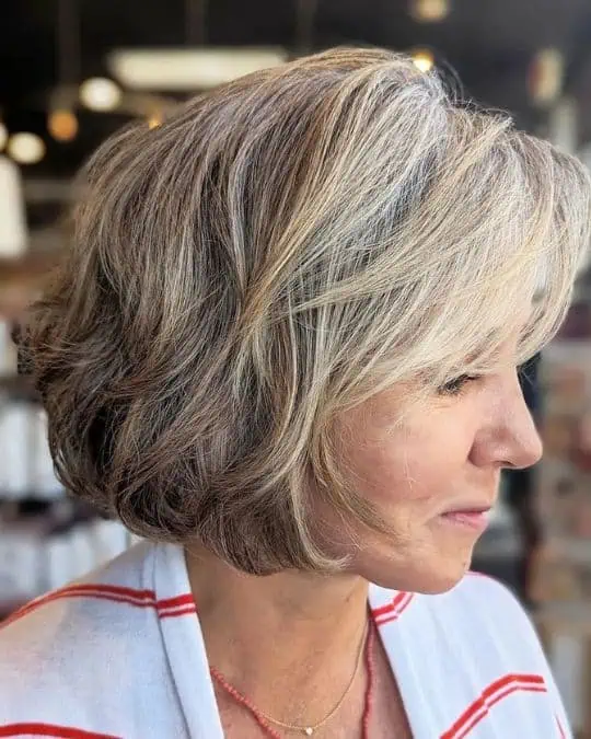 Paž do brade s perjastim šiškom koji dodaje pokret i mekoću.