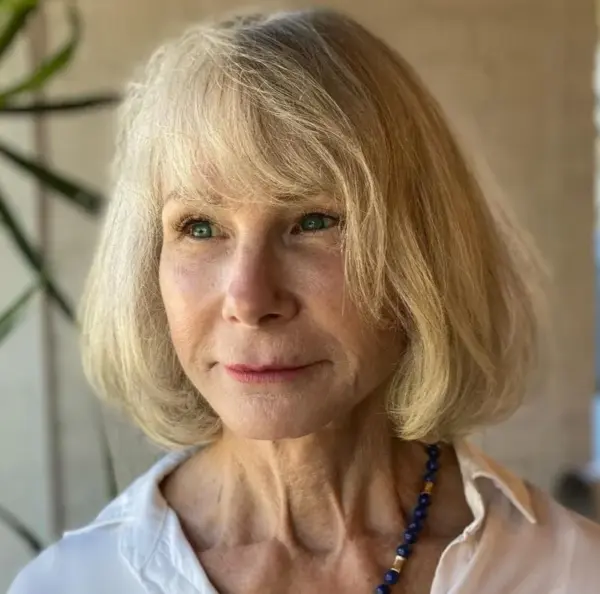 Paž do brade s dužim prednjim pramenovima koji izdužuju i omekšavaju kvadratno lice.