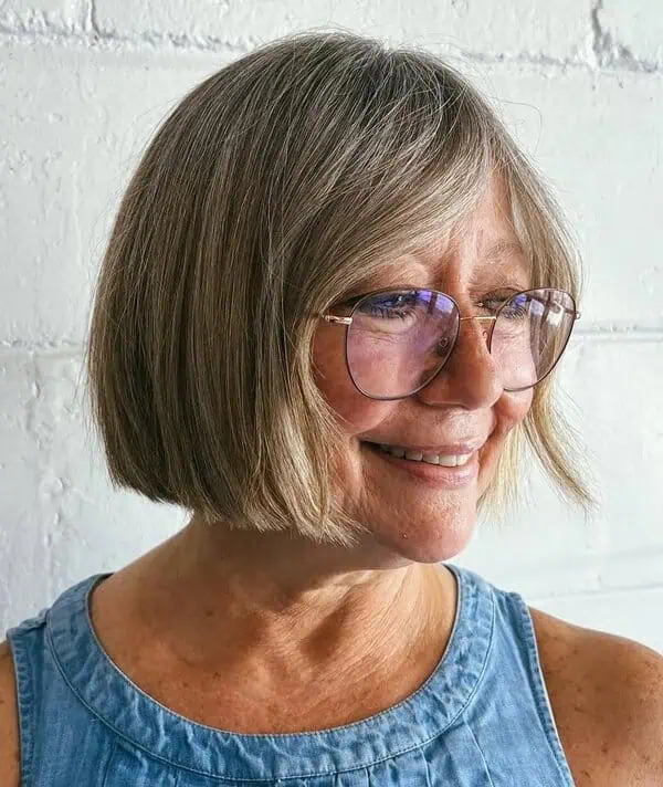 Paž s naočalama i ravnim rezom za uredan i profinjen stil žena nakon 60.