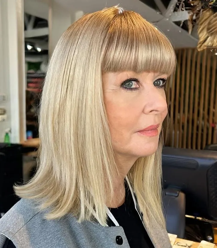 Paž s ravnim šiškom koji naglašava oči i daje definiran, elegantan izgled.