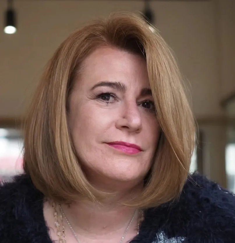 Paž sa stranim razdjeljkom i glamuroznim volumenom za elegantan izgled starijih žena.