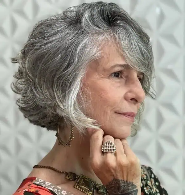 Paž u tonovima soli i papra za prirodno valovitu kosu i mekan volumen.